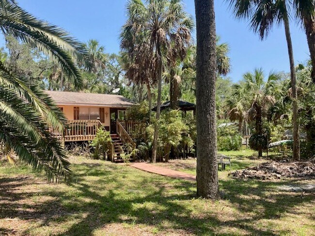 Building Photo - Captains' Lodge Old Homosassa