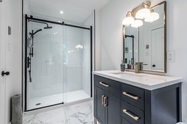 Building Photo - 60 Chem. de la Paroi-Rocheuse