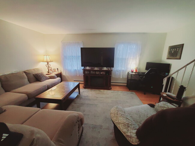 Foto del edificio - 313 Flax Hill Rd