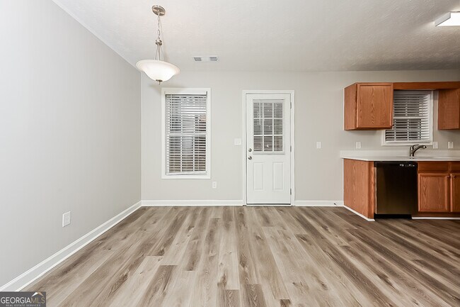 Foto del edificio - 8198 Sterling Ln