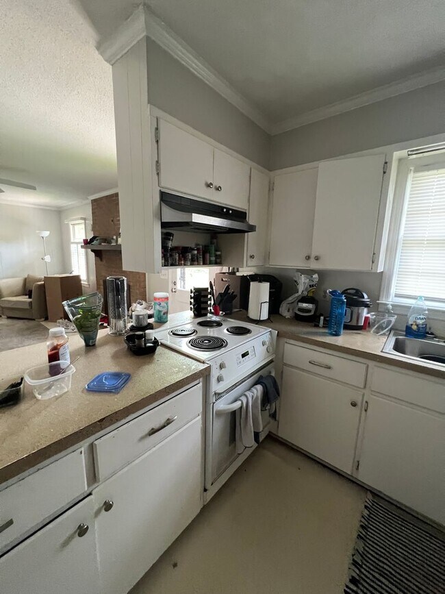 Building Photo - One level brick home close to Mayfair, UNC...