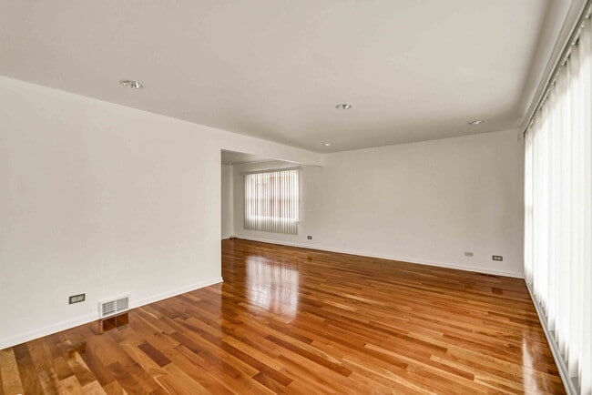 Building Photo - 2725 N Oak Park Ave