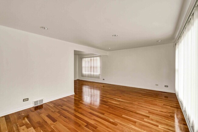 Foto del edificio - 2725 N Oak Park Ave