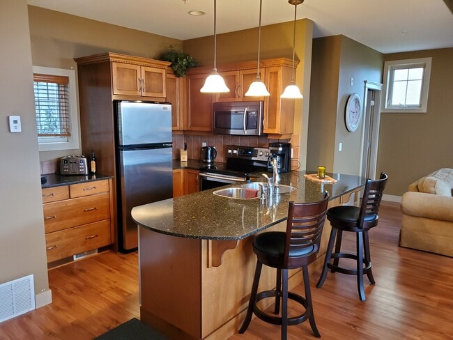 Building Photo - 1795 Country Club Dr
