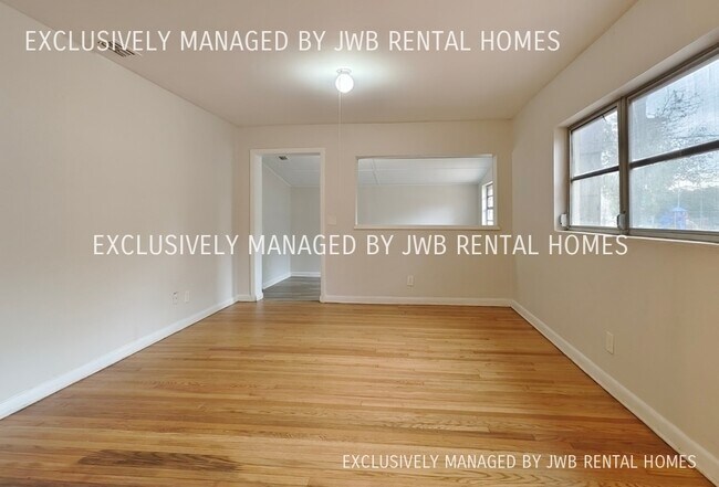 Building Photo - 9119 Altamont Ave W