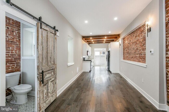 Foto del edificio - Gorgeously renovated classic row home with Off-Street Parking