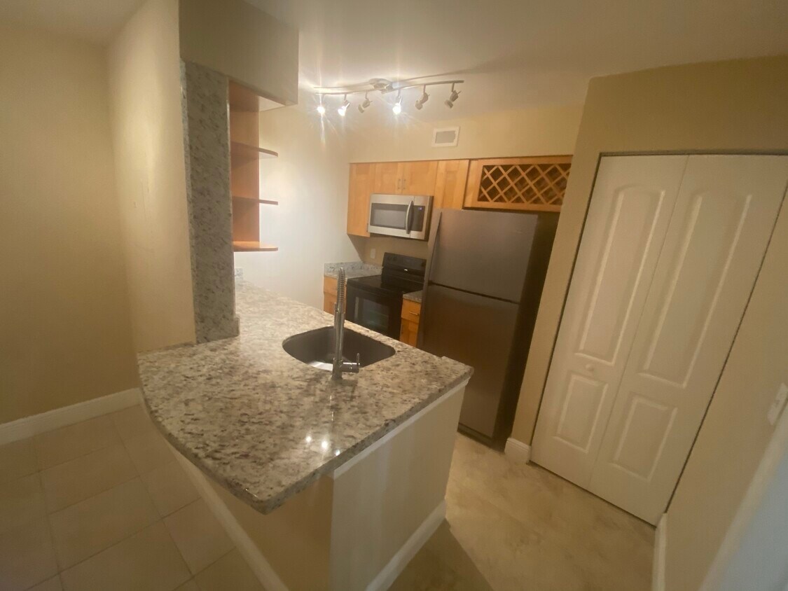 Primary Photo - 2861 N Oakland Forest Dr