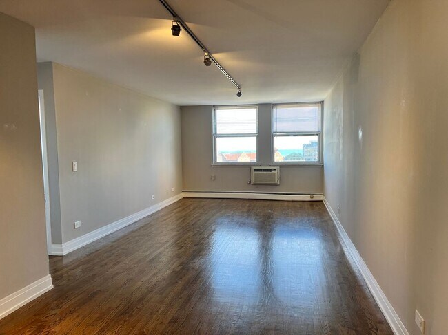Building Photo - 6401 N Sheridan Rd