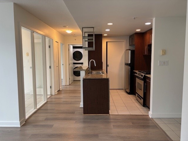 Building Photo - 501-583 Beach Crescent