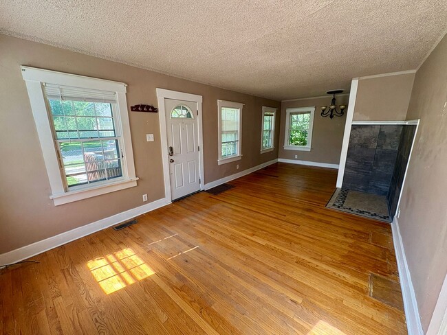 Building Photo - 2 bed 1 bath Home Near the Historic District