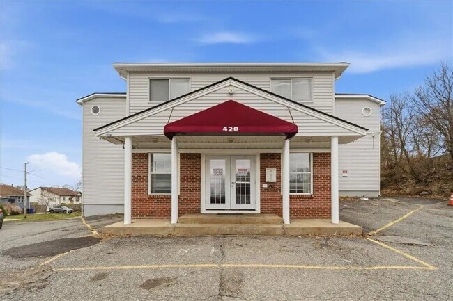 Foto del edificio - 420 Woodward Rd