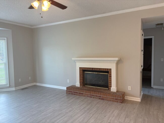 Building Photo - Spacious Brick Home with Fenced-In Back Yard!