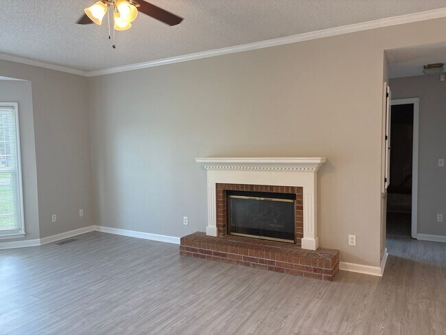 Foto del edificio - Spacious Brick Home with Fenced-In Back Yard!