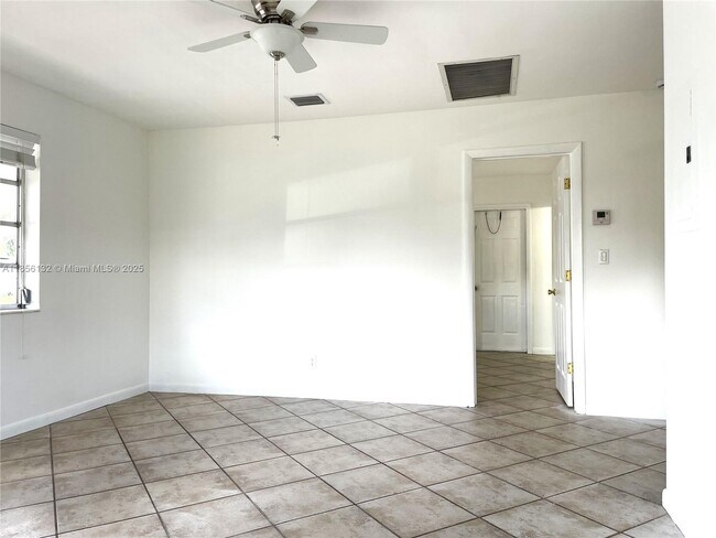 Foto del edificio - 225 NW 23rd St