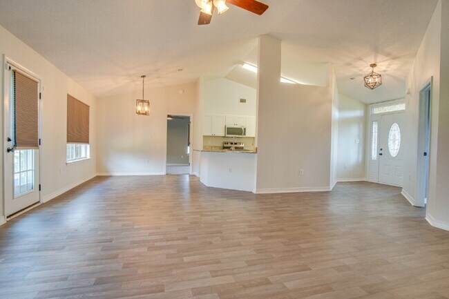 Foto del edificio - Navarre 4BR, 2BA Home with Open Floor Plan, Split Bedrooms, Wood-Look Flooring, 2-Car Garage & Fe...