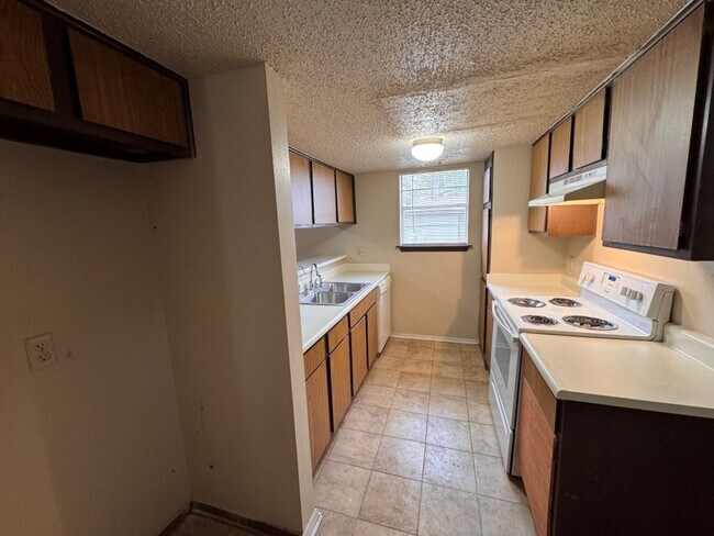 Foto del edificio - 2 bed duplex with 1 1/2 baths, bonus room and a 1 car garage for lease in SW OKC! (no fenced yard)