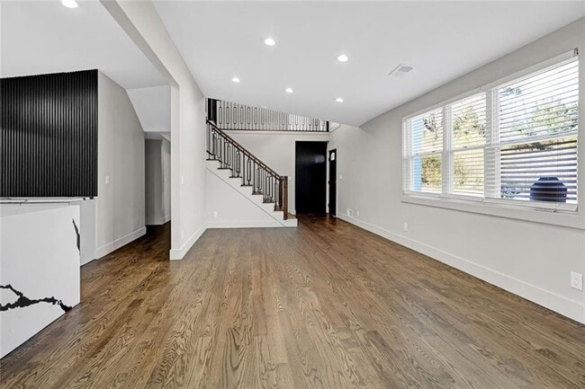 Building Photo - 1887 Shalimar Dr NE