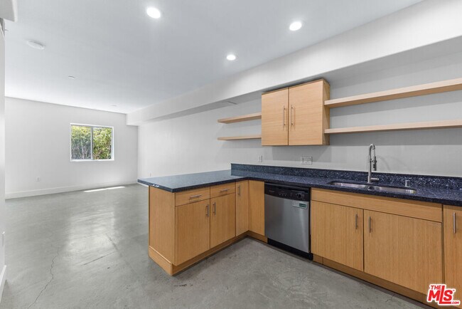 Foto del edificio - 5232 Satsuma Ave