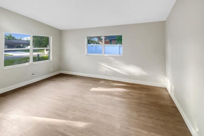 Foto del edificio - 1738 Taylor Lake Pl