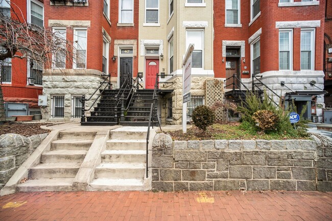 Building Photo - 3 Story Condo w/ Loft in Bloomingdale NW!!...