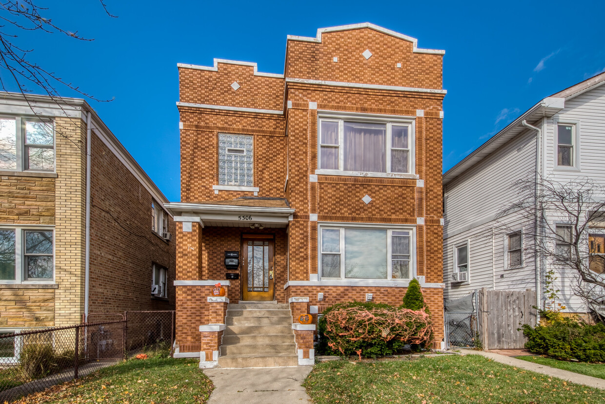 Primary Photo - 5306 W Roscoe St