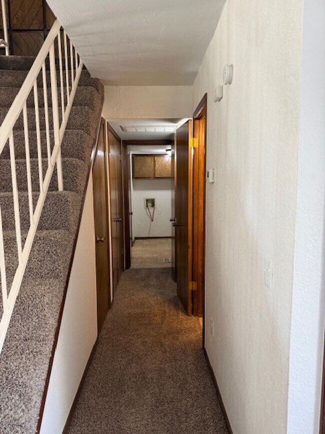 Building Photo - Spacious 2 bed/2.5 Baths - Duplex in the Surrey Hills Addition