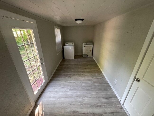 Building Photo - 3116 Alamo Ave