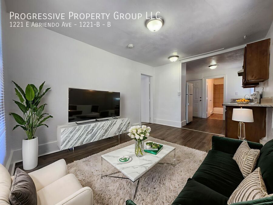 Primary Photo - 1221 E Abriendo Ave