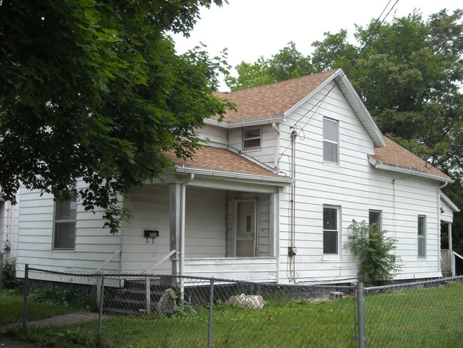 Building Photo - 4 br, 1 bath House - 1009 Adrian St.