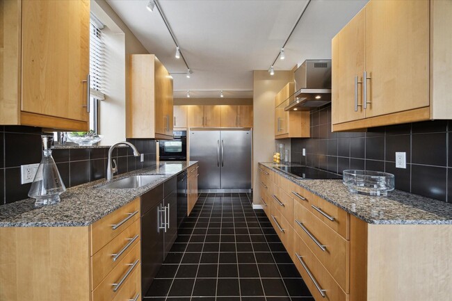 Building Photo - 21 E Briar Hollow Ln