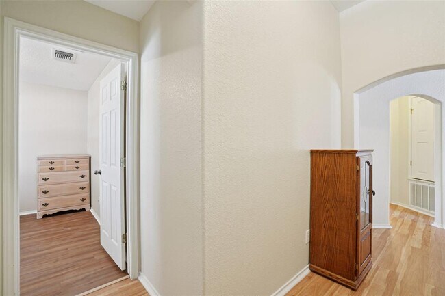 Building Photo - 410 S Water Ln