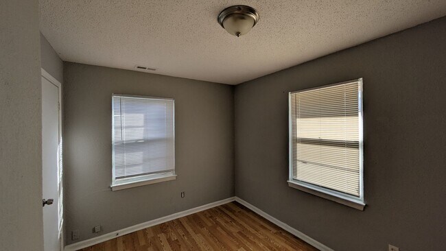 Foto del edificio - 4822 Woodend Ave