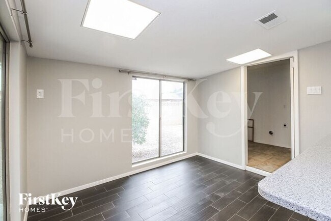 Building Photo - 4424 S La Rosa Dr