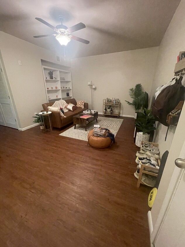Living room1 - 1401 E 4th St