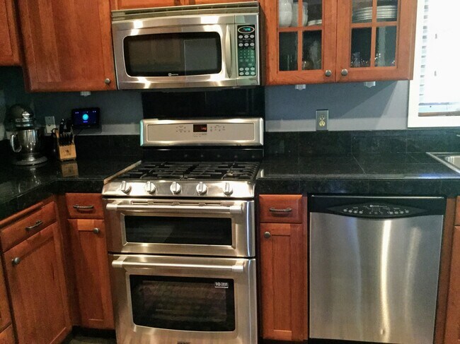 stainless appliances, gas stove - 5112 SE Aldercrest Rd