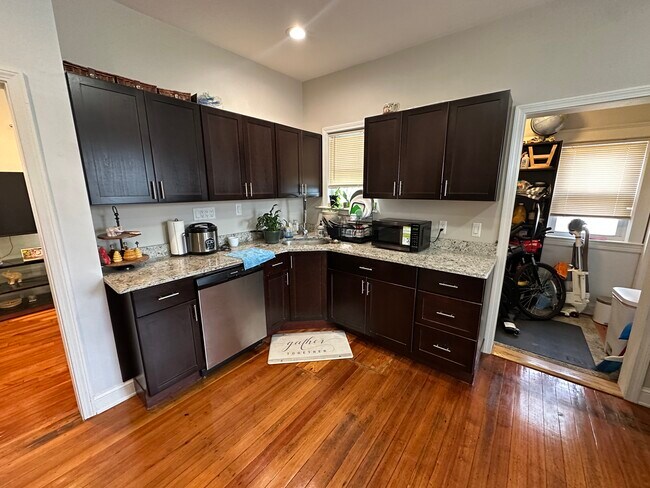 Building Photo - 45 Coburn St