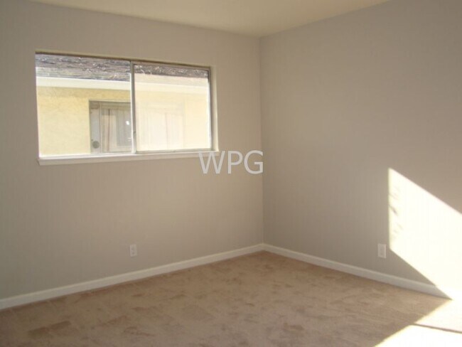 Building Photo - 557 Troy Dr