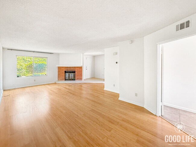 Foto del edificio - Modern 3BR/2.5BA Home with A/C and Attache...