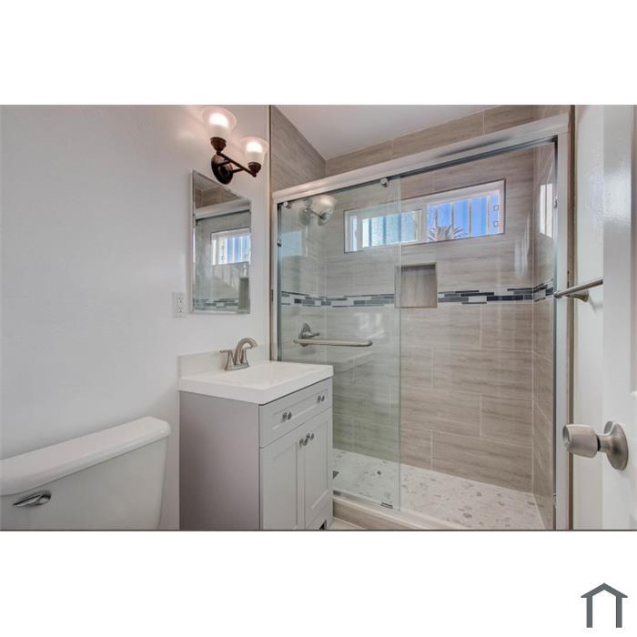 Foto del edificio - 2122 E 10th St