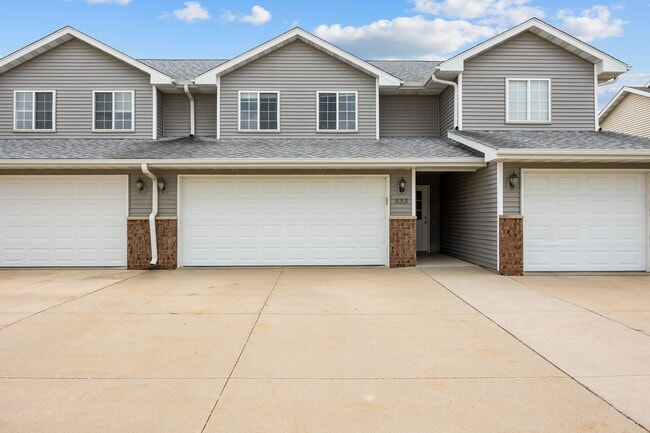 Building Photo - 533 E Goldfinch Dr