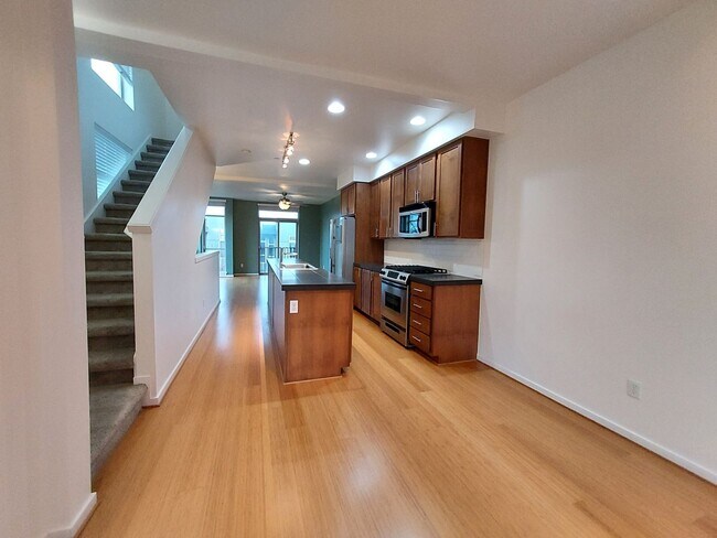 Building Photo - 2 Bed - 2 Bath Townhome in Downtown Tacoma!
