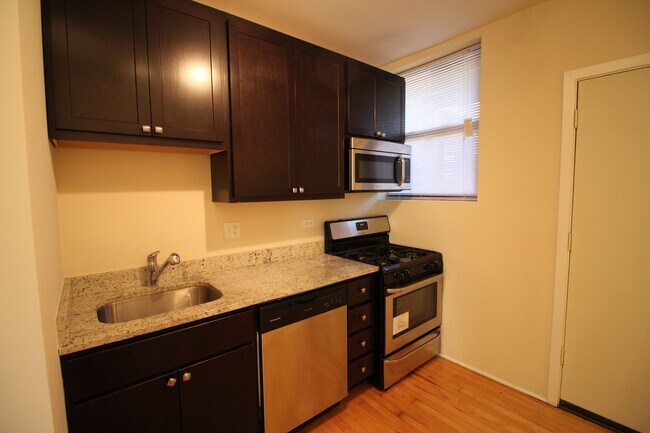 Foto del edificio - 2452 W Albion Ave