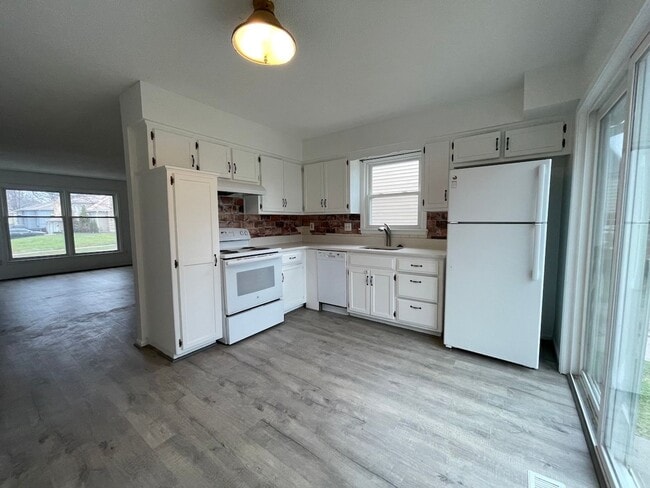 Building Photo - {12901} Spacious Townhome with a 1 car gar...