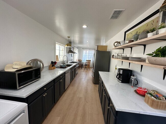 Foto del edificio - Gorgeous updated Midtown home!