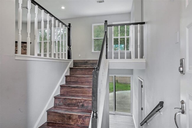 Building Photo - 9 Hasting Oak Ct