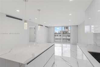 Building Photo - 345 Ocean Dr