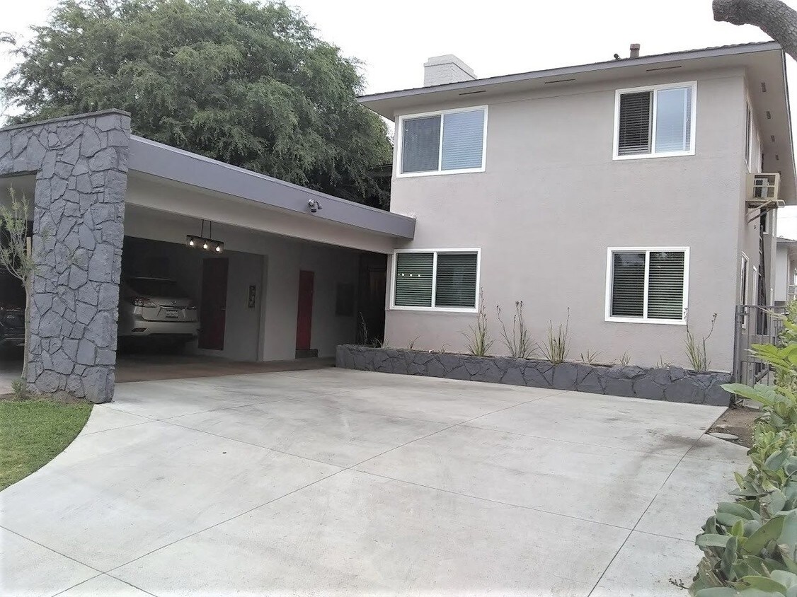 Building Photo - Huntington Villas