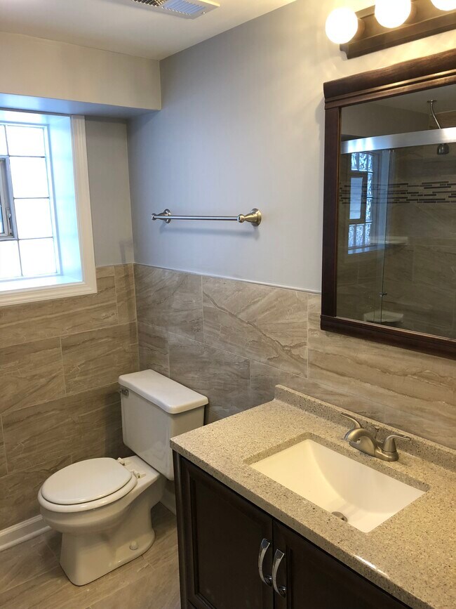 Modern bathroom - 3532 N Oriole Ave