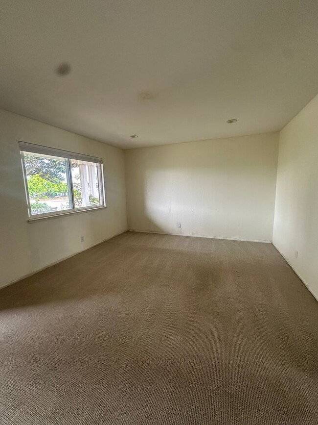 Building Photo - Cute 2 bedrooom/1.5 bath with Bonus room i...