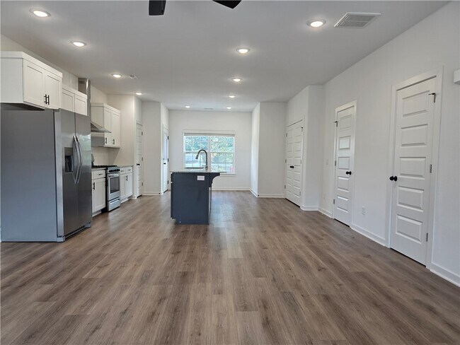 Building Photo - 754 N Crater Ave